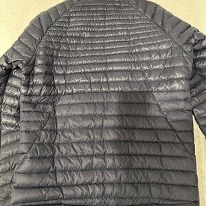 Patagonia Stylish Quilted Jacket for men. Dark blue color.
